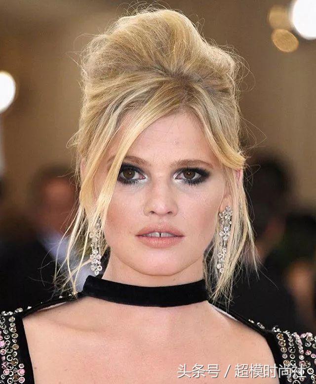 牙缝成特色？C*杯罩**超模大器晚成！因“胖”引争议