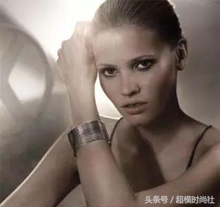 牙缝成特色？C*杯罩**超模大器晚成！因“胖”引争议