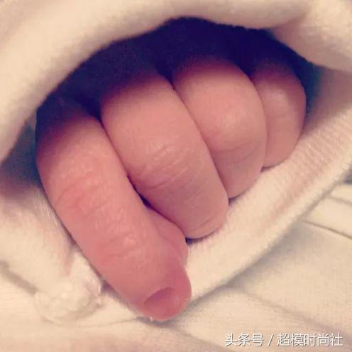 牙缝成特色？C*杯罩**超模大器晚成！因“胖”引争议