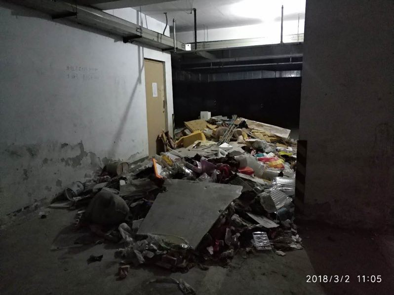 河南郑州小区物业与业主发生冲突,郑州物业被打视频