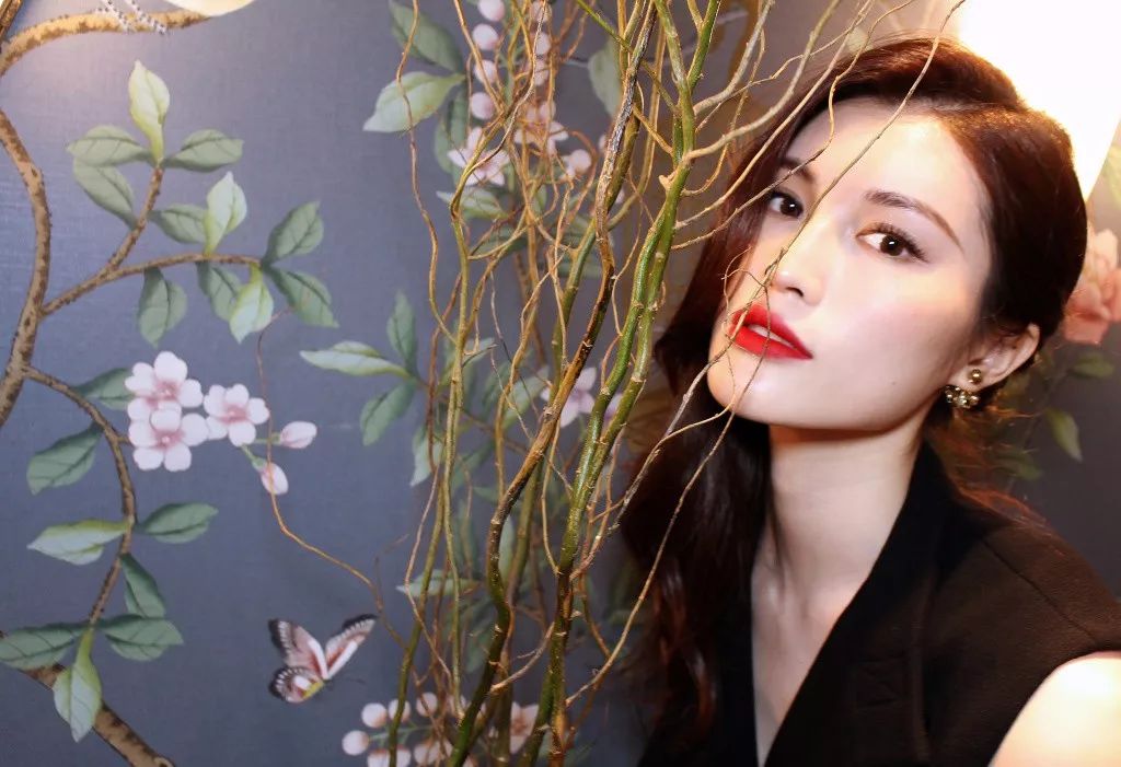 何穗美白美黑对比图,何穗白到底有多美