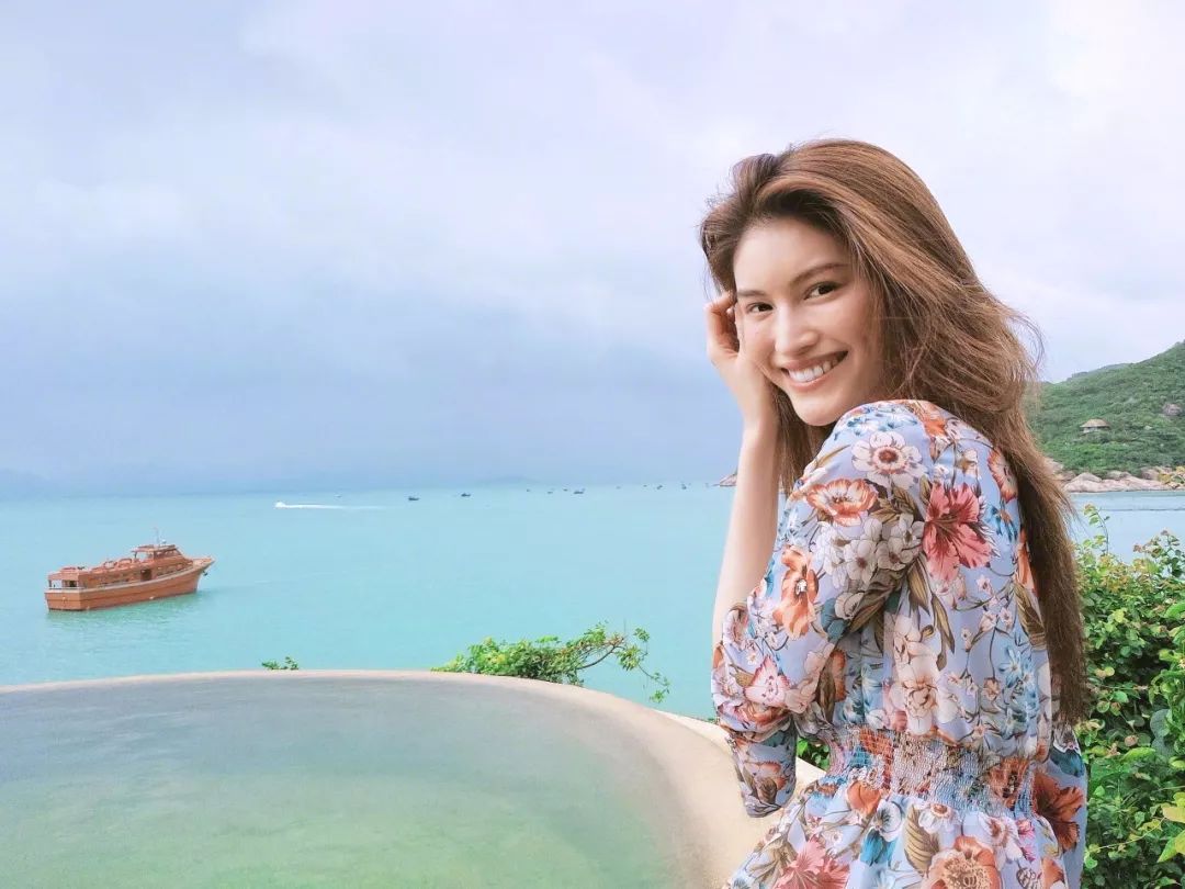 何穗美白美黑对比图,何穗白到底有多美