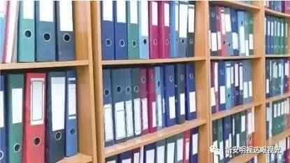 这家店老板真疯狂，开业期间免费送太阳镜和老花镜，赶快去领吧！