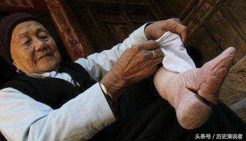 古代三寸金莲裹脚干嘛的,古代三寸金莲对女性多可怕