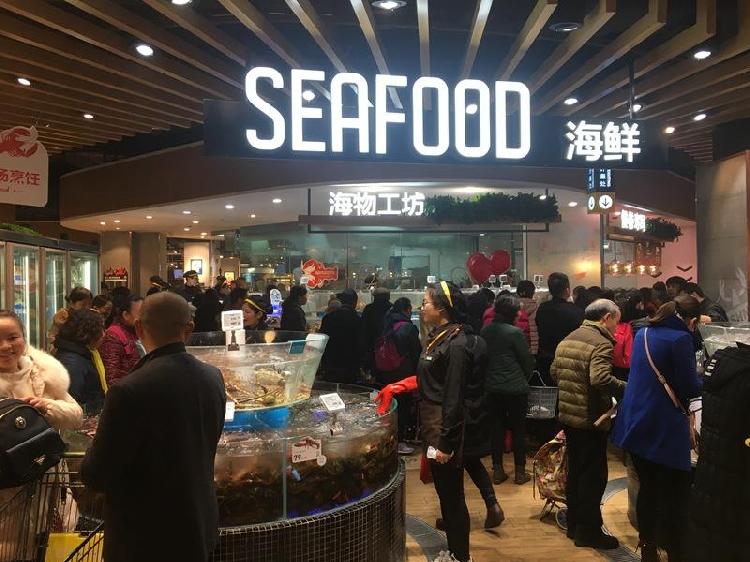 导购机器人、跟随购物车……这不是科幻片，这是重庆永辉智能超市