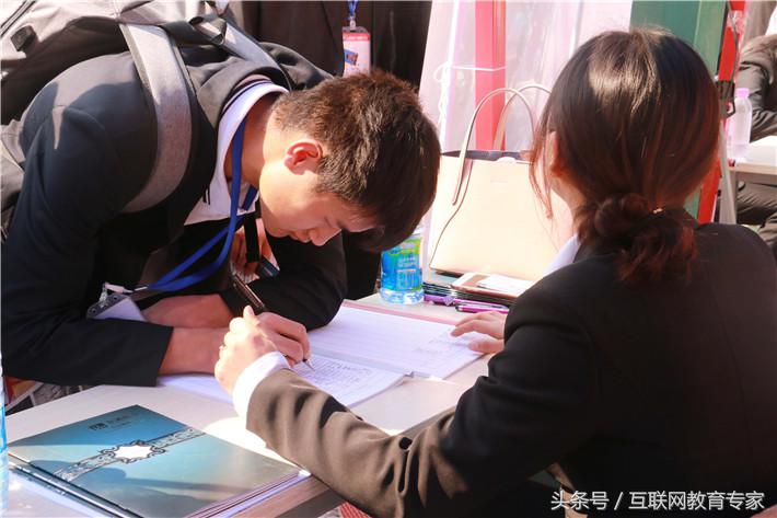 互联网+人才双选会——新华学子踏入职场、挑战高薪的新起点!