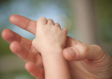 嫌弃手机内存不够用的爸妈，还不如动手制作最有爱的成长记录册！