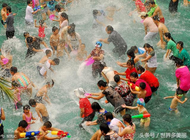云南泼水节究竟有多疯狂你来不来,泼水节承载了云南人民极大的狂欢