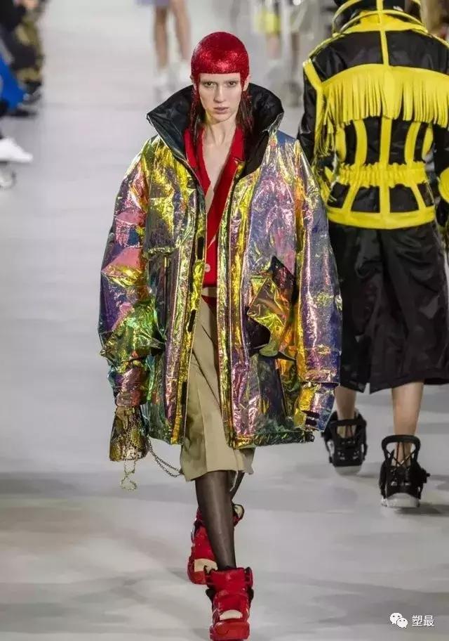 为了搭配衣服买个车,为了搭配衣服买了个包