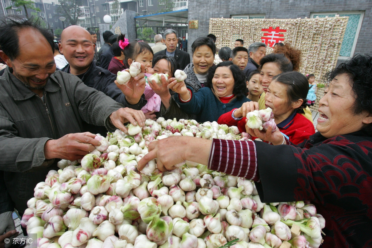 哪些人吃蒜好,一些人吃生的大蒜不怕辣