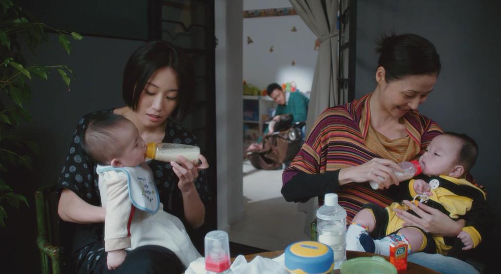 同性恋是否需要有个孩子？她们意外怀孕，还决定生下自己的孩子