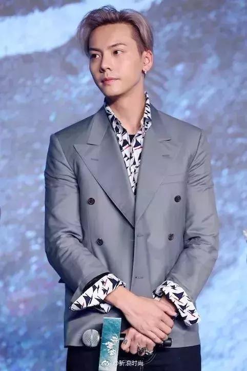 今年春天衬衫最新穿法,不时髦都不行,太有气质了