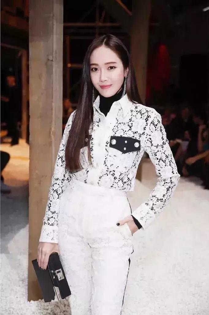 今年春天衬衫最新穿法,不时髦都不行,太有气质了