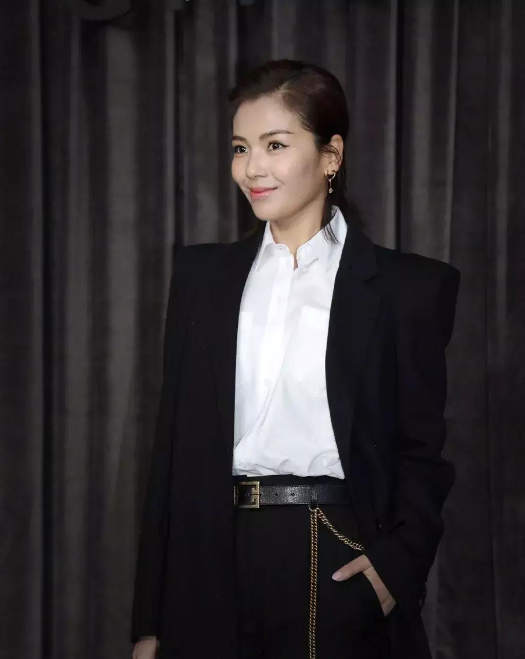 今年春天衬衫最新穿法,不时髦都不行,太有气质了