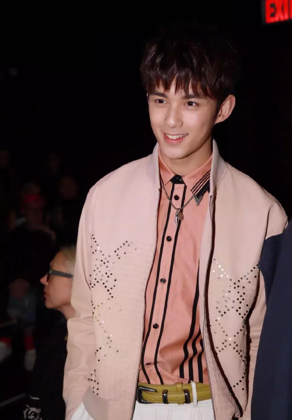 今年春天衬衫最新穿法,不时髦都不行,太有气质了