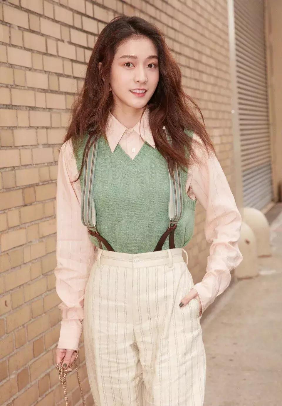 今年春天衬衫最新穿法,不时髦都不行,太有气质了