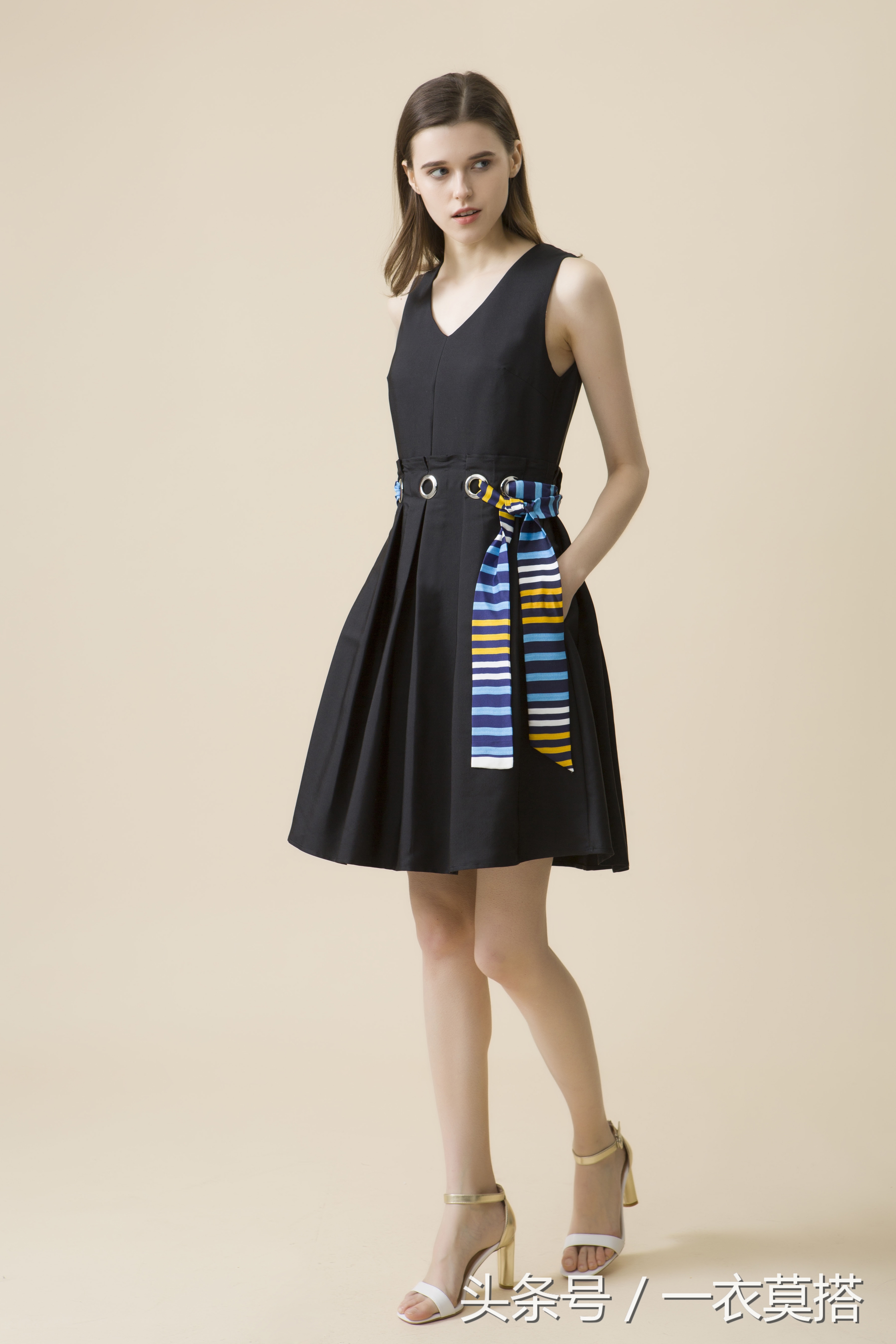 日常好看的小黑裙有哪些,优雅气质的小黑裙了解一下