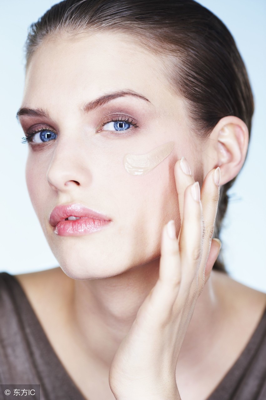 如何不卡粉不浮粉不脱妆,化妆总是脱妆浮粉怎么办