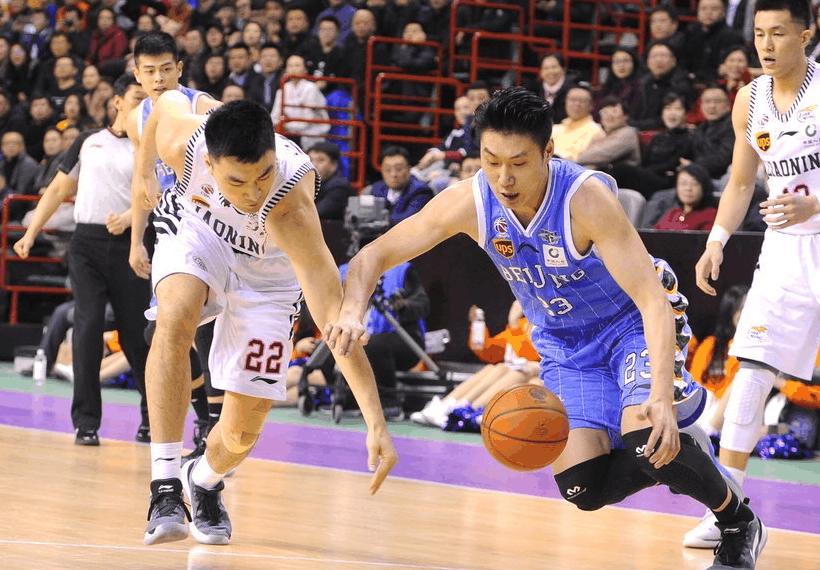 贺希宁垫脚回放,贺希宁后脑被踢