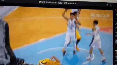 贺希宁垫脚回放,贺希宁后脑被踢