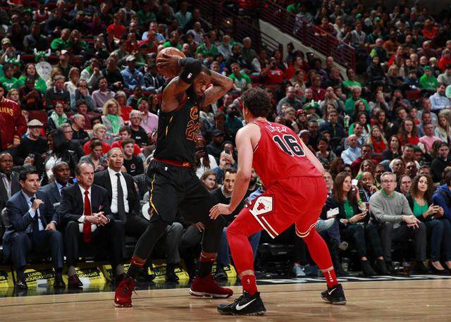 詹姆斯33+8+9缔造多项纪录,19岁詹姆斯的精彩表现