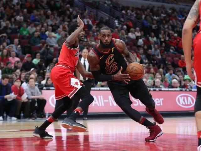 詹姆斯33+8+9缔造多项纪录,19岁詹姆斯的精彩表现