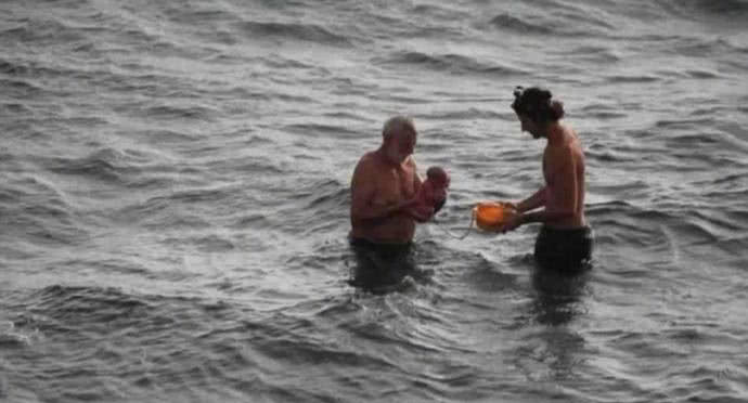 战斗民族孕妈在海里生娃，Ella产子也曾试过水中分娩