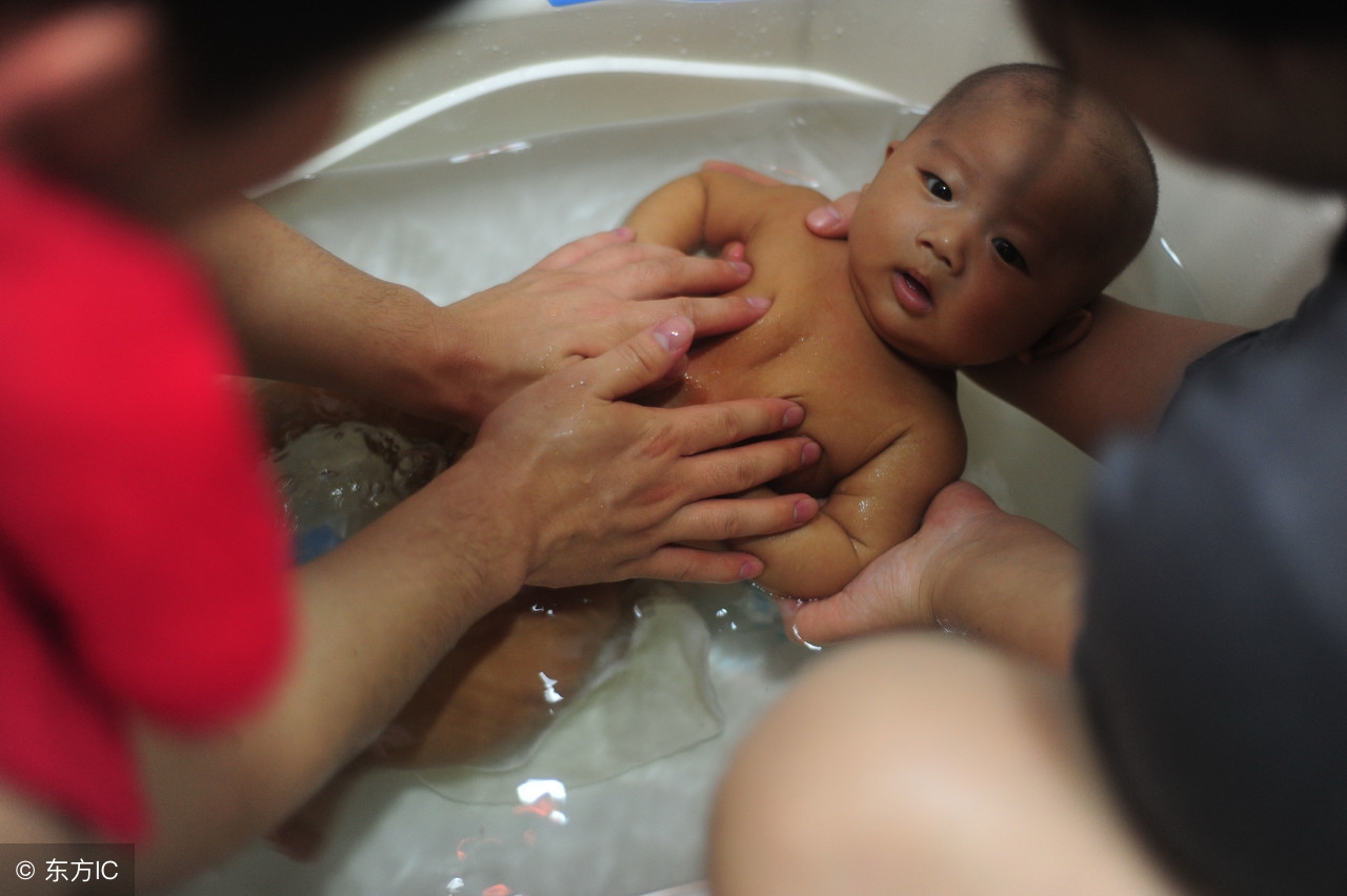 战斗民族孕妈在海里生娃，Ella产子也曾试过水中分娩