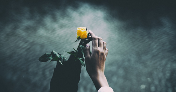 镇上妙龄女子接连被害,城中女孩遇害真相