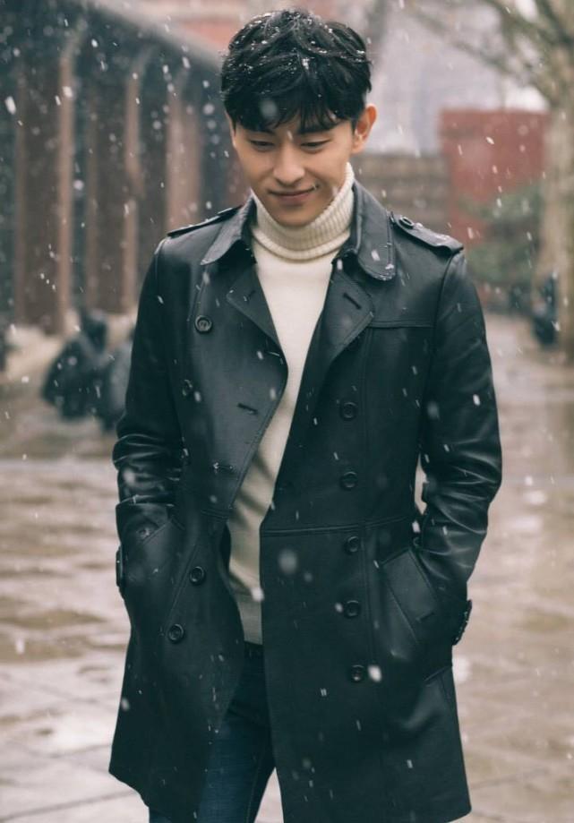 邓伦的新造型来了，他的黑皮衣配高领毛衣很酷吧？