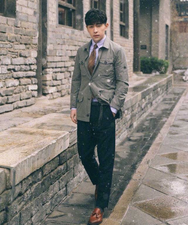 邓伦的新造型来了，他的黑皮衣配高领毛衣很酷吧？