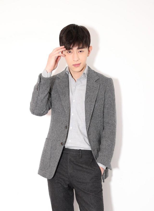 邓伦的新造型来了，他的黑皮衣配高领毛衣很酷吧？