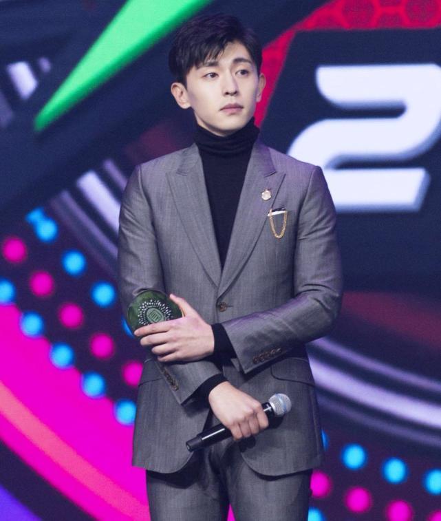 邓伦的新造型来了，他的黑皮衣配高领毛衣很酷吧？