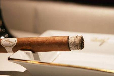 抽雪茄正确抽法教学视频,怎样抽雪茄才不会显得你是新手