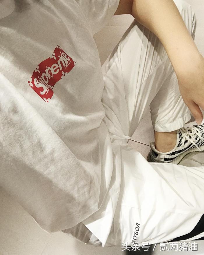 别再一成不变的穿你的Tee了,来些不一样的吧~