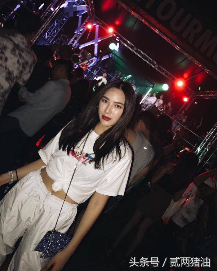 别再一成不变的穿你的Tee了,来些不一样的吧~