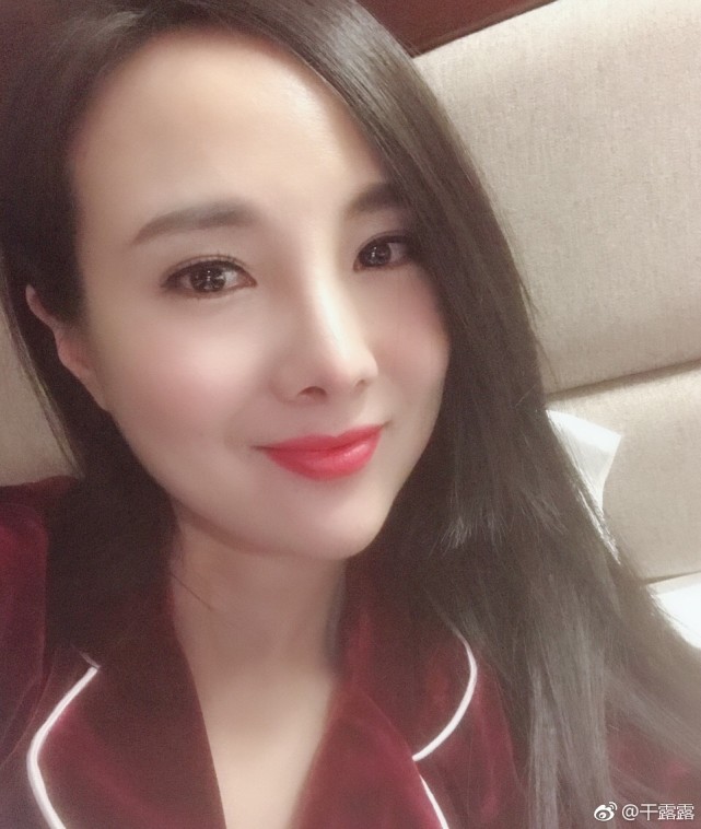 女神干露露走穴捞金某知名酒业,网友评论:何以解忧,唯有露露!