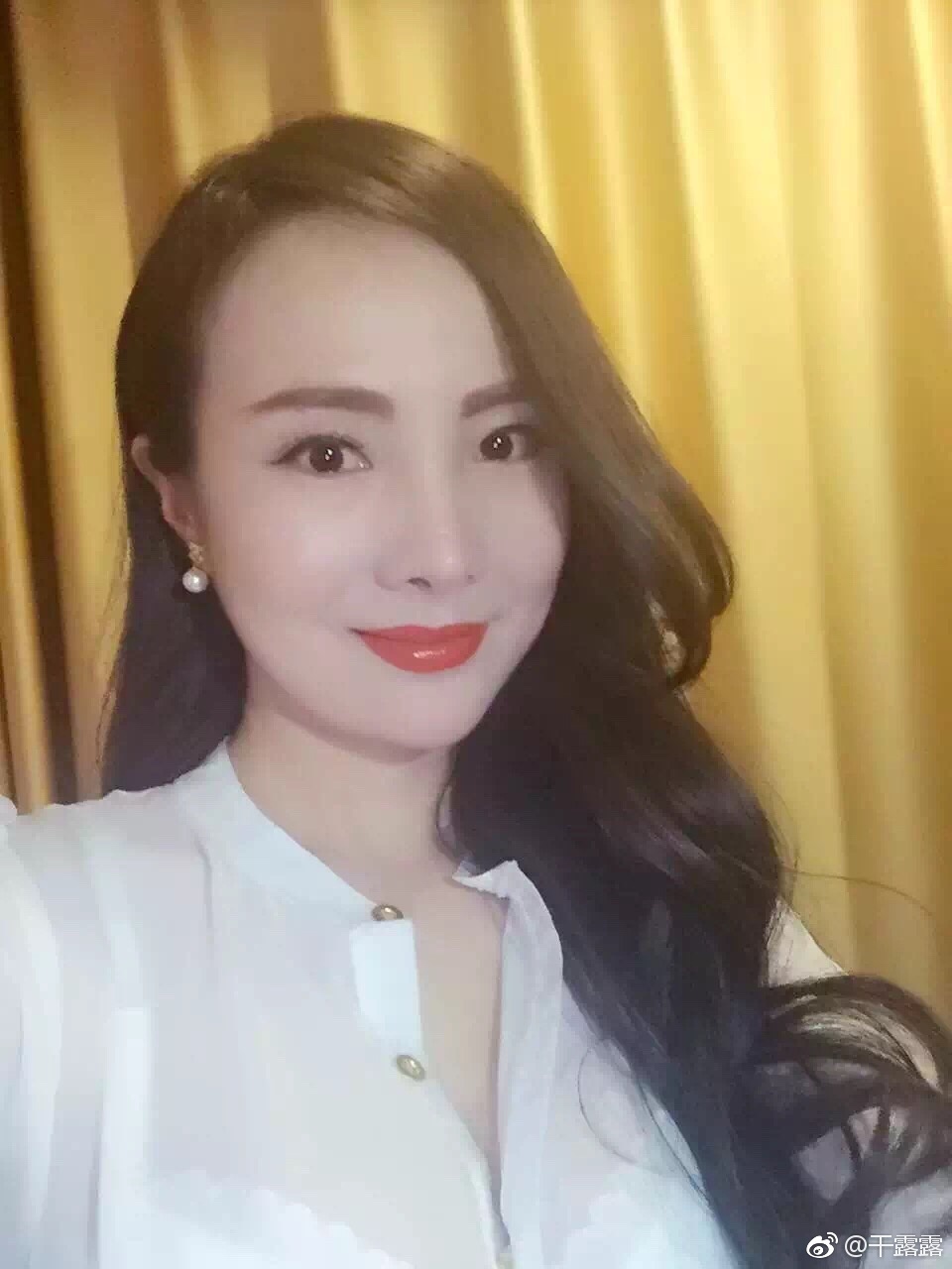 女神干露露走穴捞金某知名酒业,网友评论:何以解忧,唯有露露!