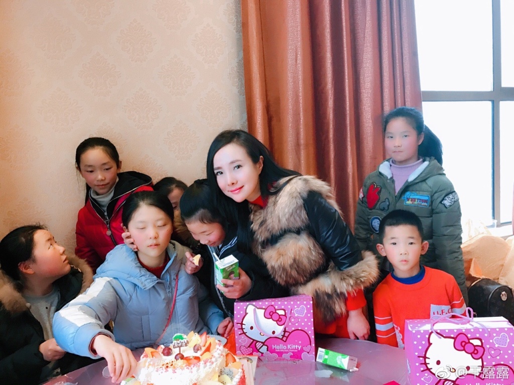 女神干露露走穴捞金某知名酒业,网友评论:何以解忧,唯有露露!