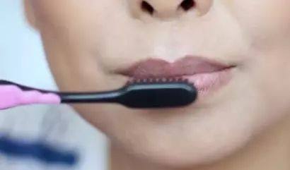 女生涂口红和不涂的区别,女生涂口红和男生涂口红