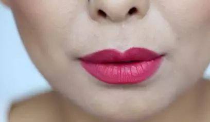 女生涂口红和不涂的区别,女生涂口红和男生涂口红