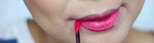 女生涂口红和不涂的区别,女生涂口红和男生涂口红