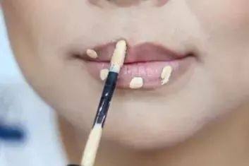 女生涂口红和不涂的区别,女生涂口红和男生涂口红