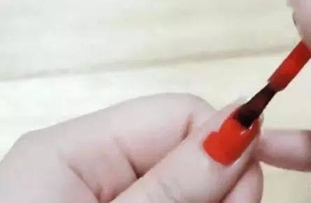 快速涂好指甲油的方法,学一下指甲油的正确涂法