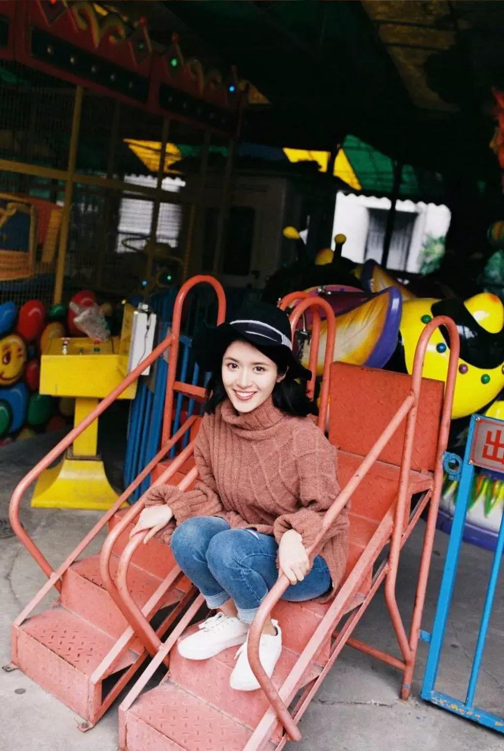 拍照怎么显脸小,拿奶茶显脸小拍照姿势