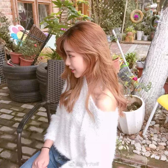 拍照怎么显脸小,拿奶茶显脸小拍照姿势