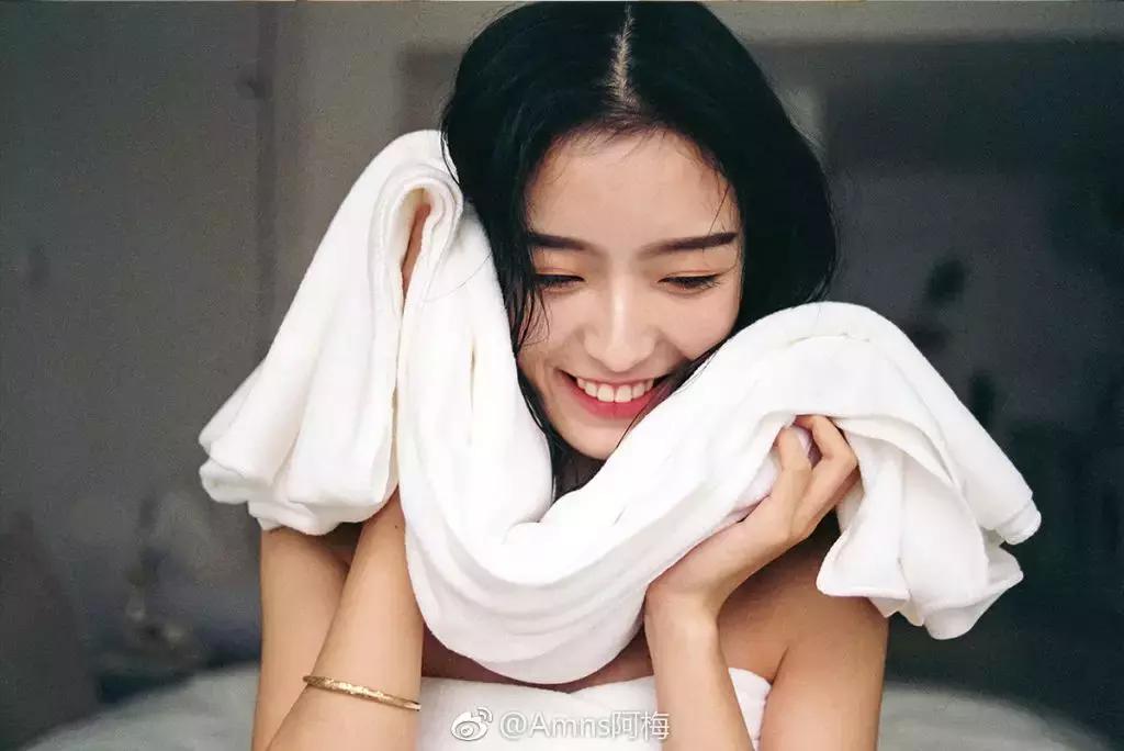 拍照怎么显脸小,拿奶茶显脸小拍照姿势