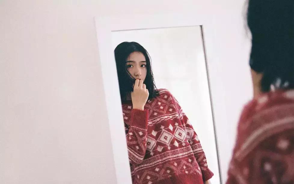 拍照怎么显脸小,拿奶茶显脸小拍照姿势