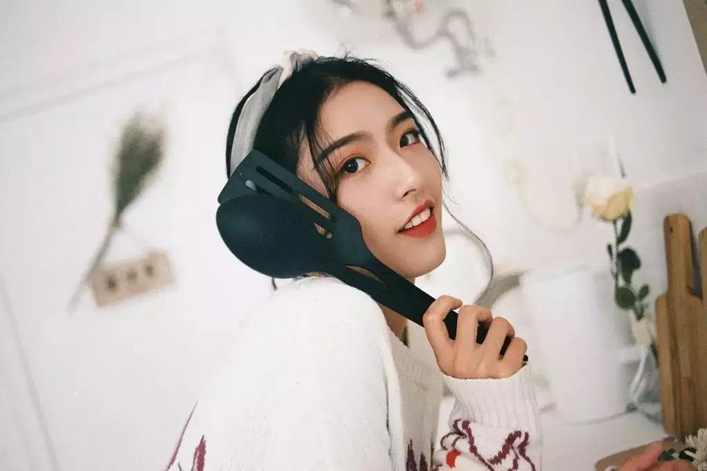 拍照怎么显脸小,拿奶茶显脸小拍照姿势