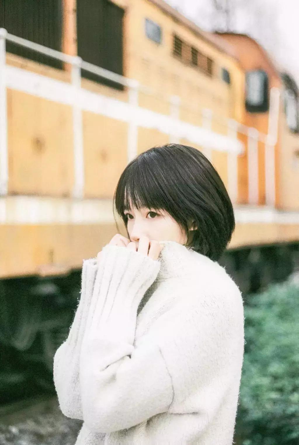 拍照怎么显脸小,拿奶茶显脸小拍照姿势